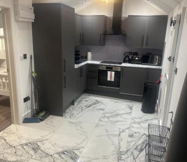 Watford Apartment | Jacuzzi Retreat Watford ,6 Pax