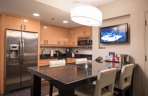 Las Vegas Apartment | Jacuzzi Suite 2 Bedroom Sleeps 8 Next to Planet Hollywood Casino