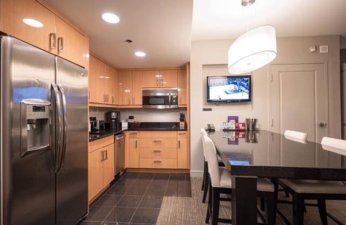 Las Vegas Apartment | Jacuzzi Suite 2 Bedroom Sleeps 8 Next to Planet Hollywood Casino