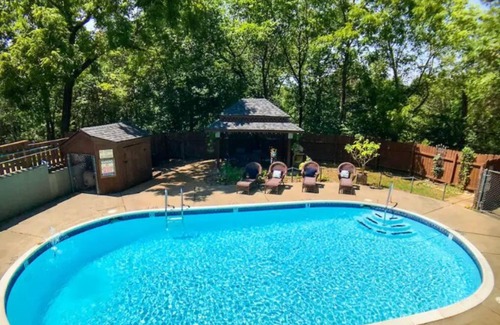 Eureka Springs Historic District Apartment | Jacuzzi Suite 206 at Tradewinds