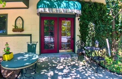 Eureka Springs Historic District Apartment | Jacuzzi Suite 206 at Tradewinds