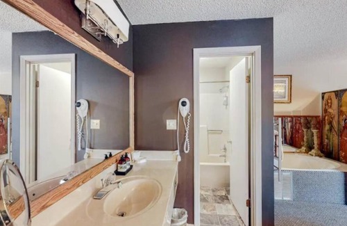 Eureka Springs Historic District Apartment | Jacuzzi Suite 206 at Tradewinds