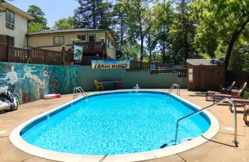 Eureka Springs Historic District Apartment | Jacuzzi Suite 206 at Tradewinds