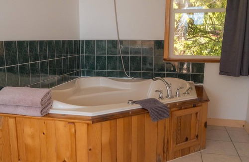 Ucluelet Hotel | Jacuzzi Suite | Ocean View