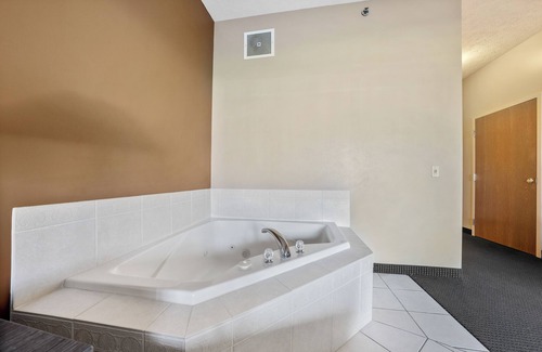Put-in-Bay Hotel | Jacuzzi Tub & King Bed Bayshore Resort