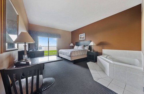 Put-in-Bay Hotel | Jacuzzi Tub & King Bed Bayshore Resort