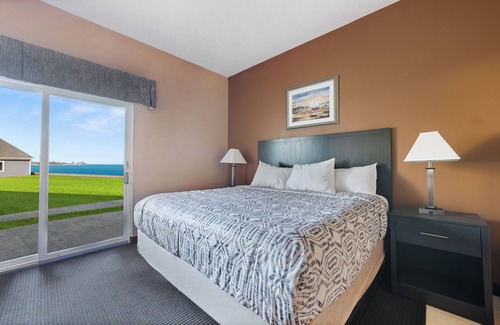 Put-in-Bay Hotel | Jacuzzi Tub & King Bed Bayshore Resort