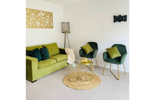 Arbury House | Jade 2Bed house sleeps 6, Dog Friendly, with garden and parking
