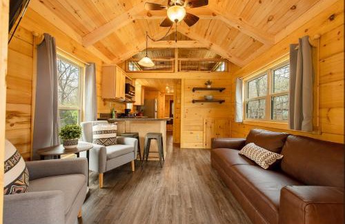 Lookout Valley Neighborhood Association House | Jake Cabin Luxury Hot Tub Cabin Near Downtown