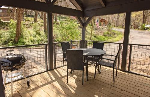 Lookout Valley Neighborhood Association House | Jake Cabin Luxury Hot Tub Cabin Near Downtown