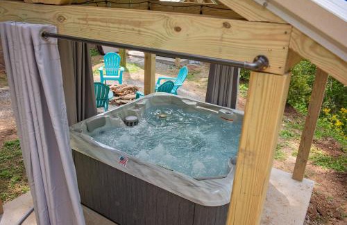 Lookout Valley Neighborhood Association House | Jake Cabin Luxury Hot Tub Cabin Near Downtown