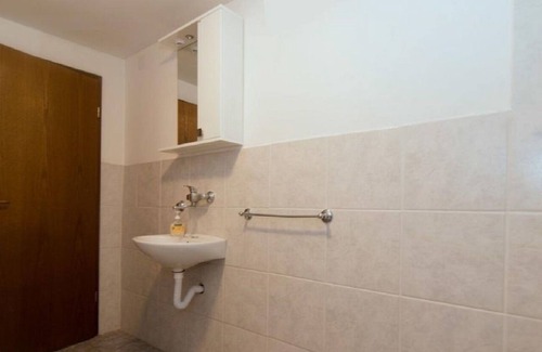 Vis Apartment | Jakša - Close to the sea & Free Parking - A1