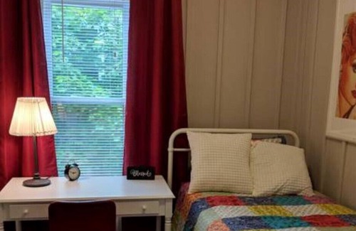 Jamestown House | Jamestown charmer close to downtown