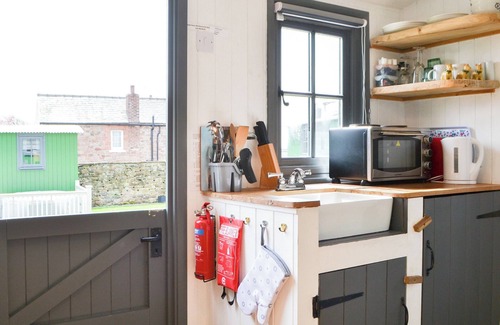 Wigton Cottage | Jamie’s Shepherds Hut is in a great little complex on the old site of a historical Roman fort.