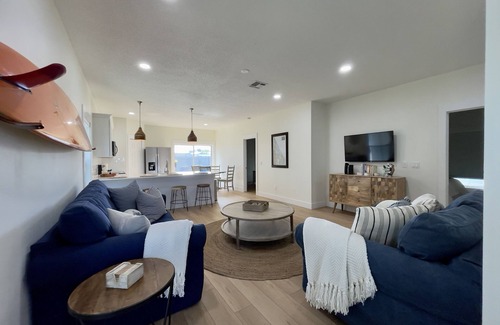Boardwalk House | Jane's Beach House - Walk to the Beach!