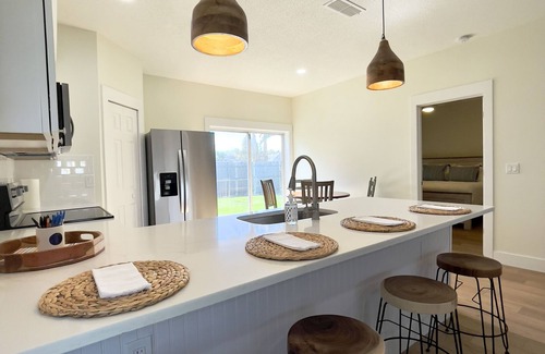 Boardwalk House | Jane's Beach House - Walk to the Beach!