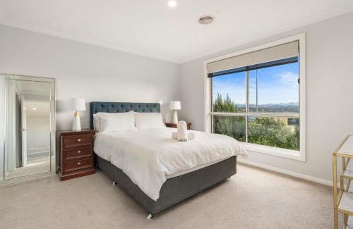 Bletchington House | Japonica Dream - Modern Family Home Free Wifi