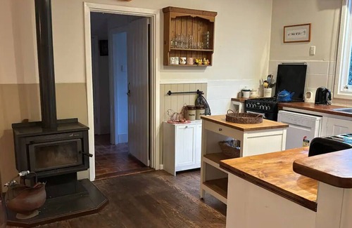 Serpentine-Jarrahdale House | Jarrahdale Pet Friendly Retreat Cottage