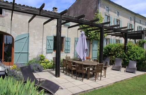 Mortagne-sur-Gironde House | JASMINE heated swimming pool surrounded by vineyards and not far from the beaches