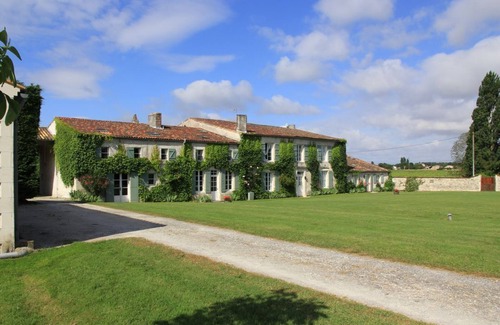 Mortagne-sur-Gironde House | JASMINE heated swimming pool surrounded by vineyards and not far from the beaches
