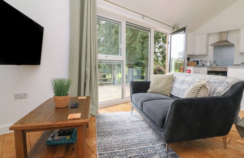 Swimbridge Cottage | JASMINE, romantic, with hot tub in Barnstaple
