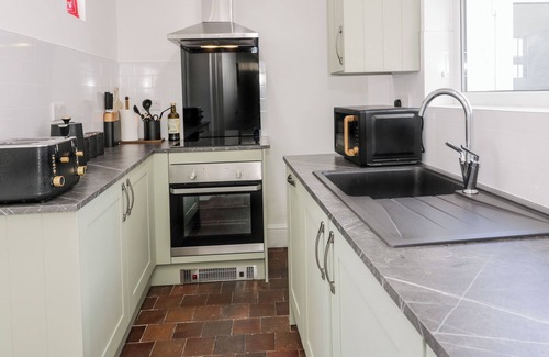 Penrhyn Bay Cottage | JASMINE VILLA, family friendly, with a garden in Llandudno