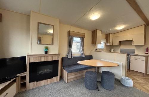 Great Yarmouth Resort | Jay 28, California Cliffs, Parkdean, Sleeps Eight, Free Wi-Fi, Pet Friendly, Bed Linen and Towels Included