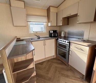Great Yarmouth Resort | Jay 28, California Cliffs, Parkdean, Sleeps Eight, Free Wi-Fi, Pet Friendly, Bed Linen and Towels Included