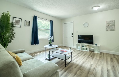 Temple Crest Apartment | Jay’s Cozy Safari - Steps away from Busch Gardens