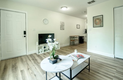 Temple Crest Apartment | Jay’s Cozy Safari - Steps away from Busch Gardens