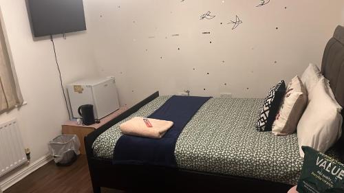 Chorlton-on-Medlock House | Jazmin Room