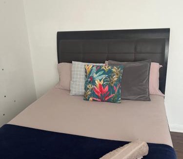 Chorlton-on-Medlock House | Jazmin Room