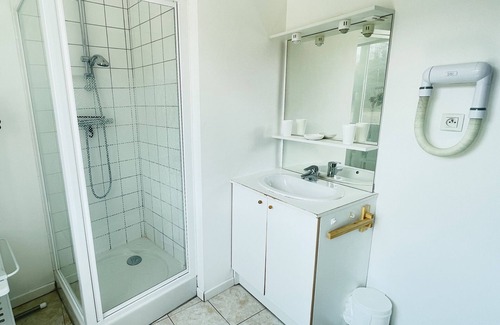 Forges-les-Bains Apartment | Jean De La Fontaine : Studio near the Thermes de Bains les Bains