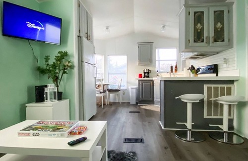 Kissimmee Cottage | Jedi cottage 4 miles from Disney! Mins from universal!