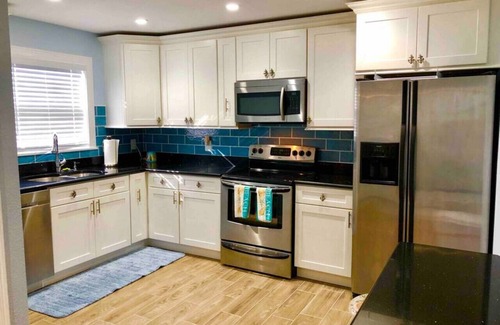 Port Canaveral Villa | Jefferson 521 · Villa 3 - Sunrise King Suite-Laughing Dolphin
