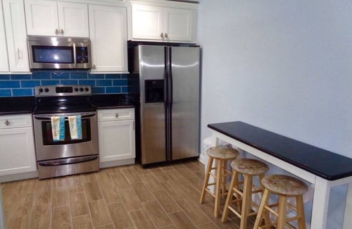 Port Canaveral Villa | Jefferson 521 · Villa 3 - Sunrise King Suite-Laughing Dolphin
