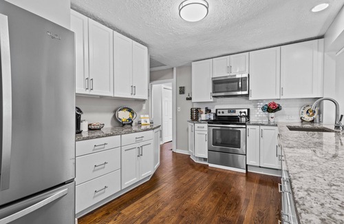 South Kansas City House | Jefferson Cottage - Large Home + Walkable to Waldo!