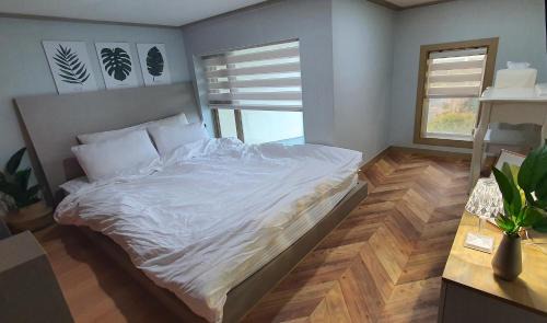 Hallim House | Jeju BasaFan Spa Pension