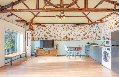 Namwon House | Jeju Doldamhankil Pension