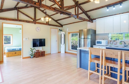 Namwon House | Jeju Doldamhankil Pension