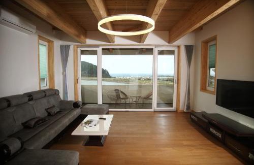 Aewol House | Jeju Lake Pension