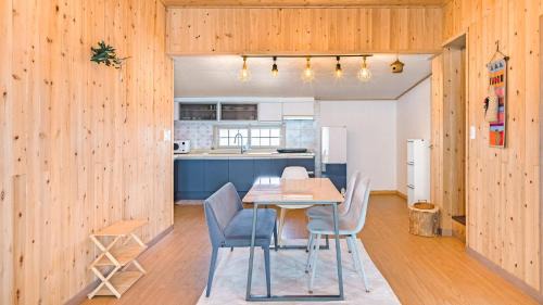 Hallim House | Jeju orsirok dogchaepension