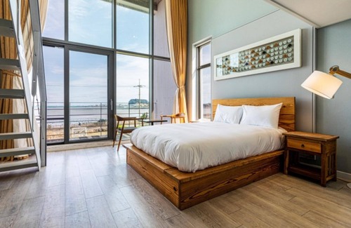 Jongdal-ri House | Jeju Rumine Pension