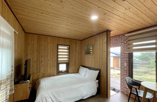 Jocheon House | Jeju Seowoobong Pension
