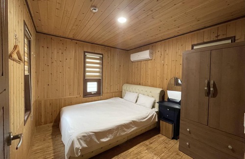 Jocheon House | Jeju Seowoobong Pension