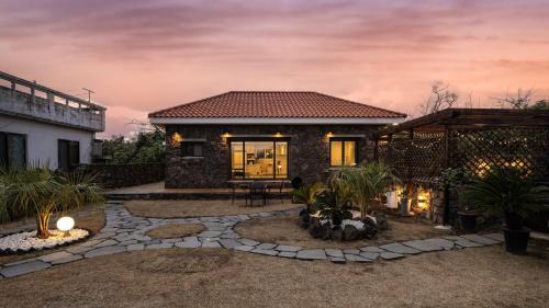 Hallim House | Jeju Stay Rowoon Dockchae Pension