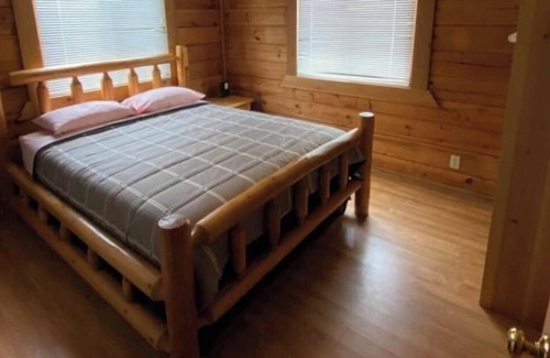 Warrens Cabin | Jellystone Lodge