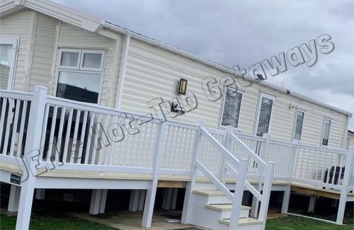 Tattershall House | JEMs Hot-Tub Getaways 6 berth at Tattershall Lakes