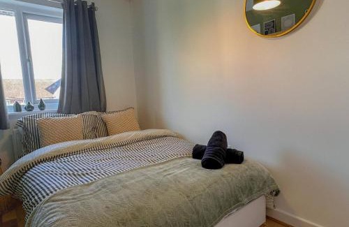 Wokingham Apartment | Jennett's Luxury Home with Parking and Garden