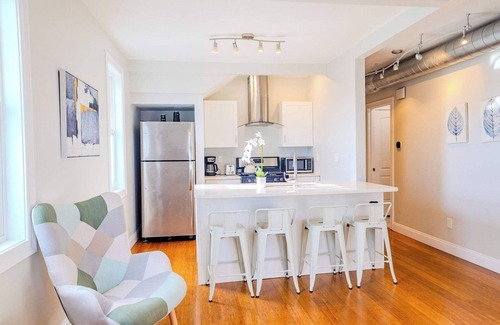 Federal Hill Apartment | Jennifer’s Getaway: Stunning Views & Private Deck